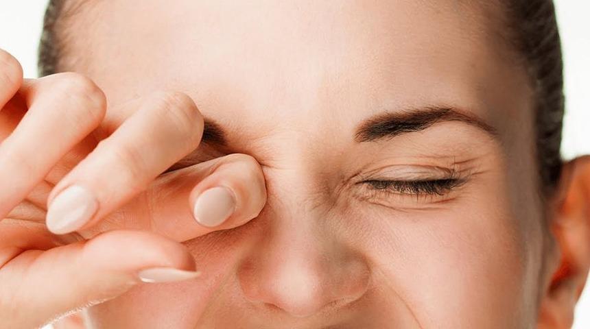 Göz seğirmesi neden olur? Göz seğirmesi başka hastalıkları beraberinde getiriyor