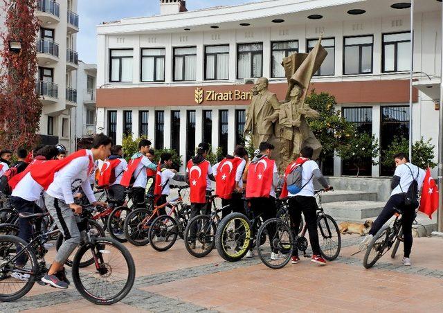 Çeşmeli öğrenciler Atatürk sevgisiyle pedal bastı