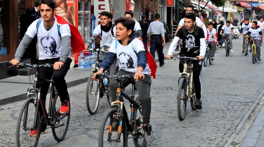 Çeşmeli öğrenciler Atatürk sevgisiyle pedal bastı