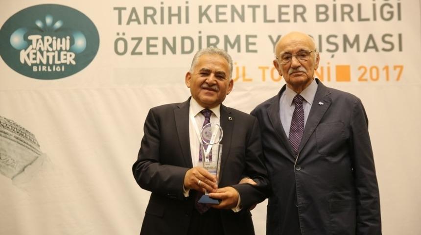Prof. Dr. Metin S&ouml;zen&rsquo;den Başkan B&uuml;y&uuml;kkılı&ccedil;&rsquo;a anlamlı ve &ouml;vg&uuml; dolu a&ccedil;ıklama