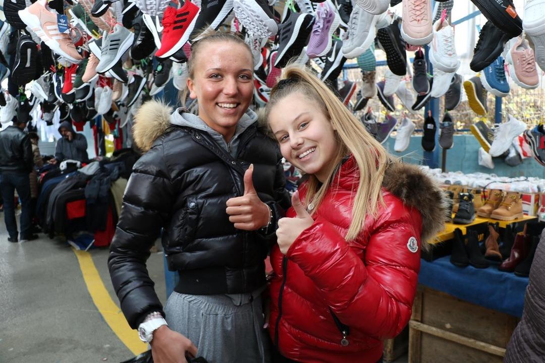 Akın akın gelip alışveriş yapıyorlar! Esnaf &ccedil;areyi buldu