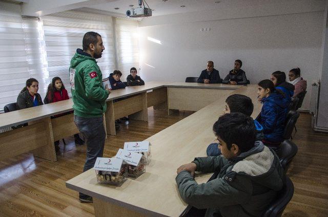 Kernek Külliyesindeki öğrencilerden Kızılay’a bağış