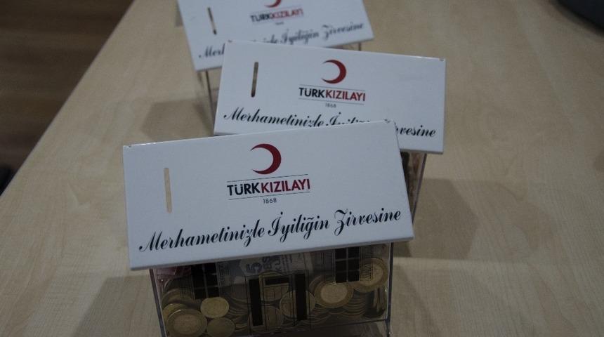 Kernek K&uuml;lliyesindeki &ouml;ğrencilerden Kızılay&rsquo;a bağış