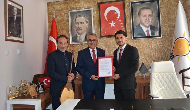 Gölcük Kaymakamı Altıntaş, Dombra eşliğinde aday adayı oldu 1