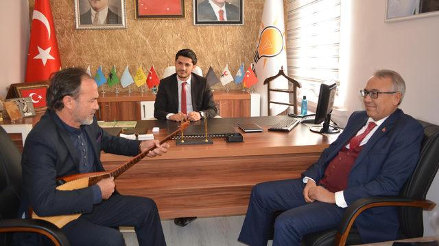 Gölcük Kaymakamı Altıntaş, 'Dombra' eşliğinde aday adayı oldu