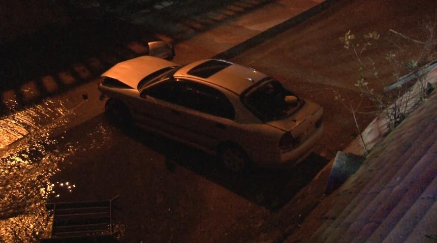 Sancaktepe'de otomobil su kanalına uçtu