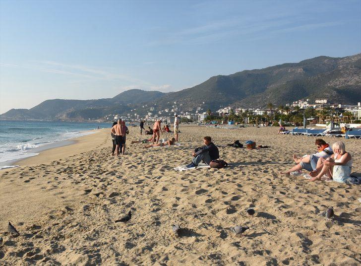 Antalya'da deniz keyfi ve kar yağışı bir arada yaşanıyor G1