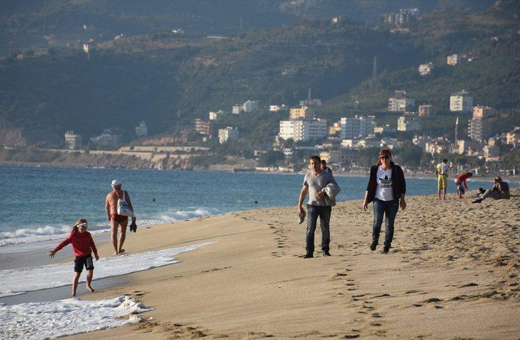 Antalya'da deniz keyfi ve kar yağışı bir arada yaşanıyor G2