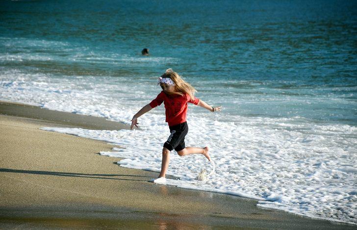 Antalya'da deniz keyfi ve kar yağışı bir arada yaşanıyor G3