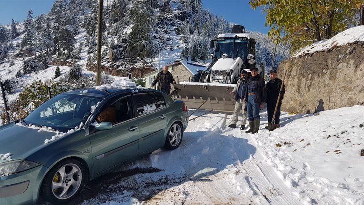 Antalya'da deniz keyfi ve kar yağışı bir arada yaşanıyor G5
