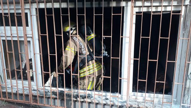 Fatih te yangın da mahsur kalan 2 &ccedil;ocuğu itfaiye kurtarıldı 3