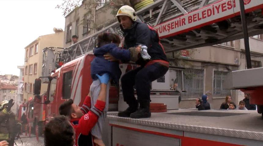 Fatih'te yangın'da mahsur kalan 2 &ccedil;ocuğu itfaiye kurtarıldı