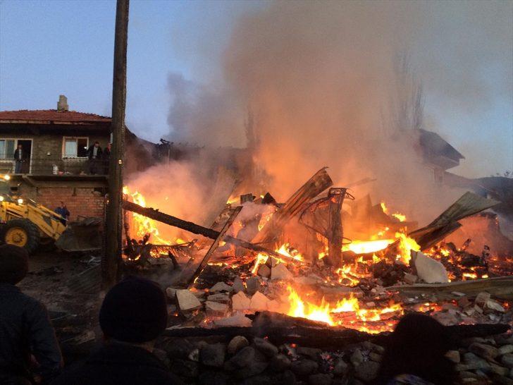 Çorum'da 5 ev yangında kül oldu G1