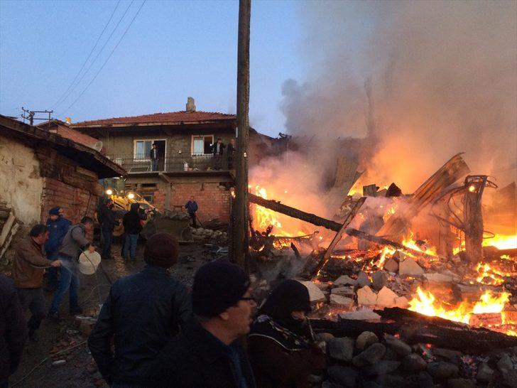 Çorum'da 5 ev yangında kül oldu G2