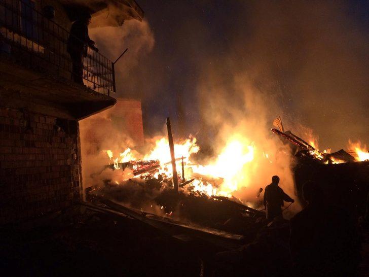 Çorum'da 5 ev yangında kül oldu G3