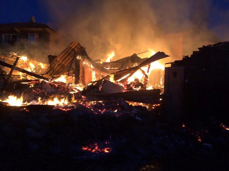 Çorum'da 5 ev yangında kül oldu G4