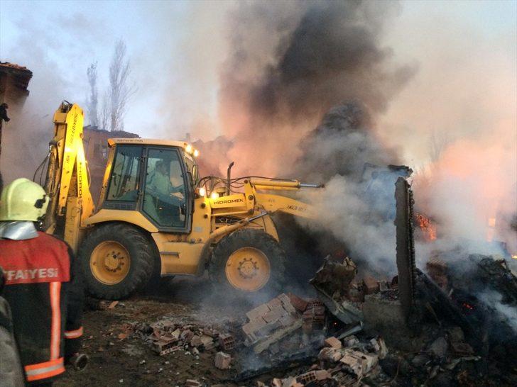 Çorum'da 5 ev yangında kül oldu G5