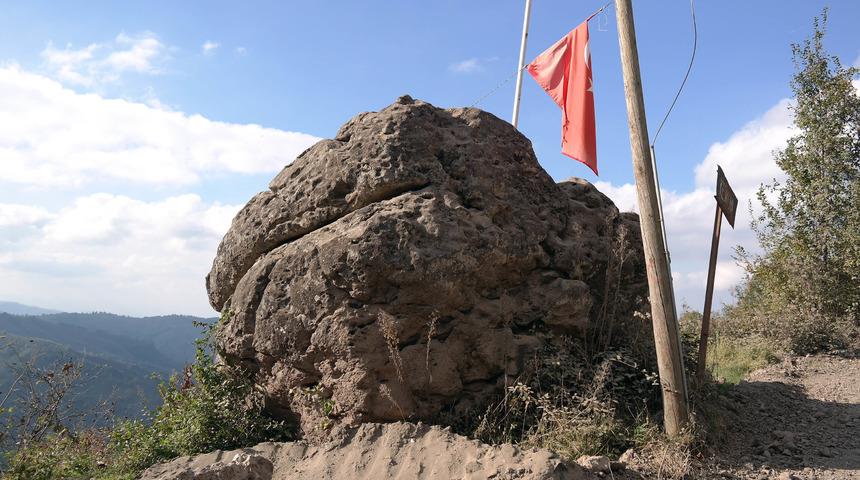 Hz. Ali'nin Z&uuml;lfikar'la kestiği rivayet edilen kayaya defineciler dadandı