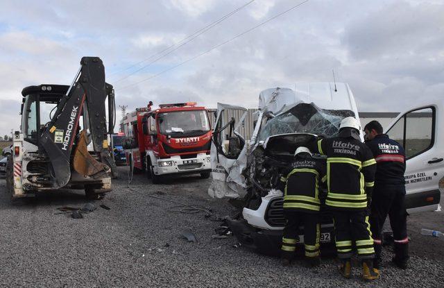 Engelli çocukların servisi ile iş makinesi çarpıştı: 14 yaralı