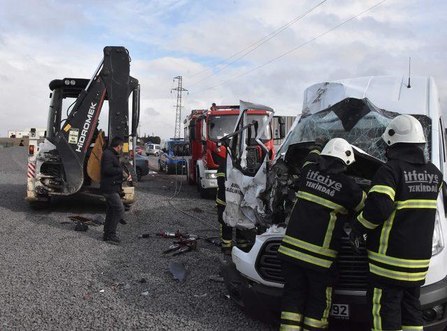 Engelli çocukların servisi ile iş makinesi çarpıştı: 14 yaralı