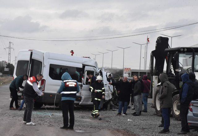 Engelli çocukların servisi ile iş makinesi çarpıştı: 14 yaralı