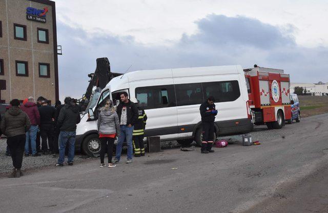 Engelli çocukların servisi ile iş makinesi çarpıştı: 14 yaralı