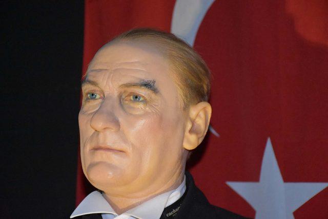 Atatürk'e benzemediği iddia edilen heykel için müze sahibinden açıklama