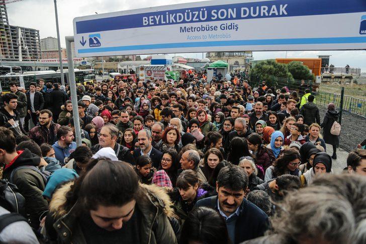 Kitap Fuarı'na akın ettiler! Üst geçit yetmedi, polis yolu kesti G2