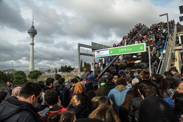 Kitap Fuarı'na akın ettiler! Üst geçit yetmedi, polis yolu kesti G1