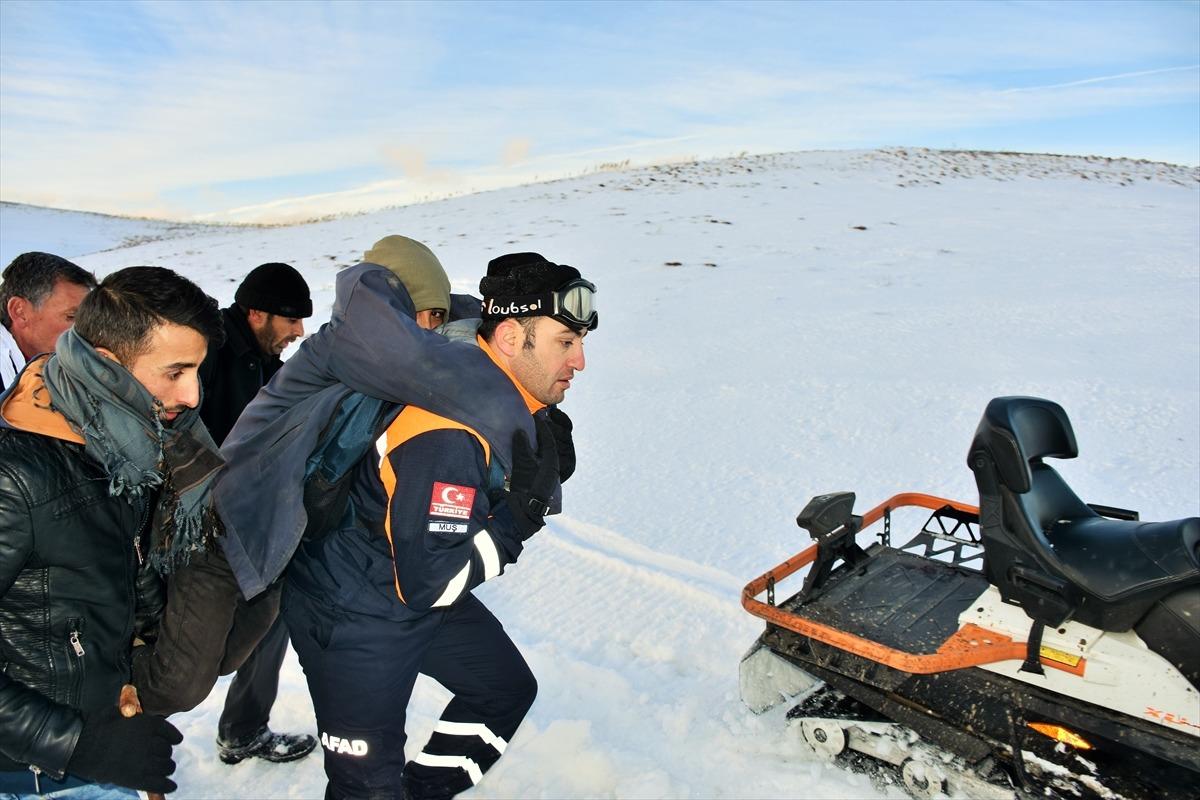 Muş'ta donmak &uuml;zere olan &uuml;&ccedil; kişi kurtarıldı