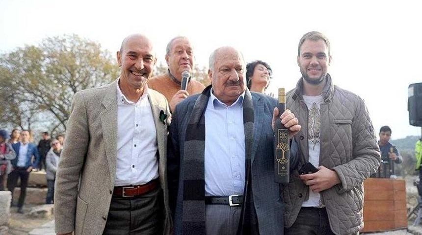 Seferihisar'da dikkat çeken müzayede! Yarım litre zeytinyağı 30 bin liraya satıldı...