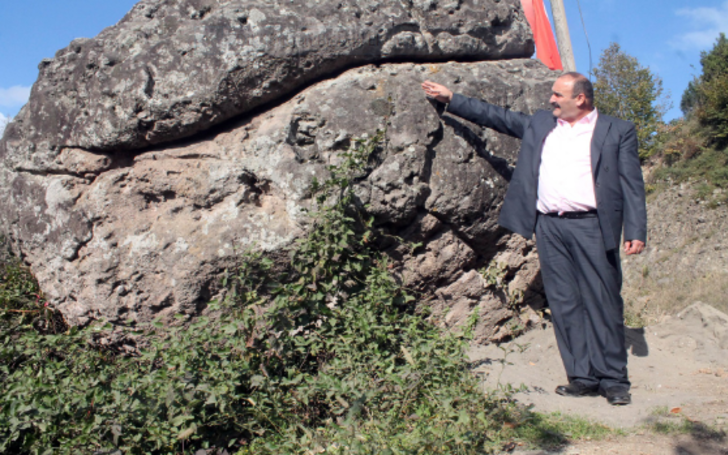 Hz. Ali'nin Zülfikar'la kestiği rivayet edilen kayaya defineciler dadandı  G2