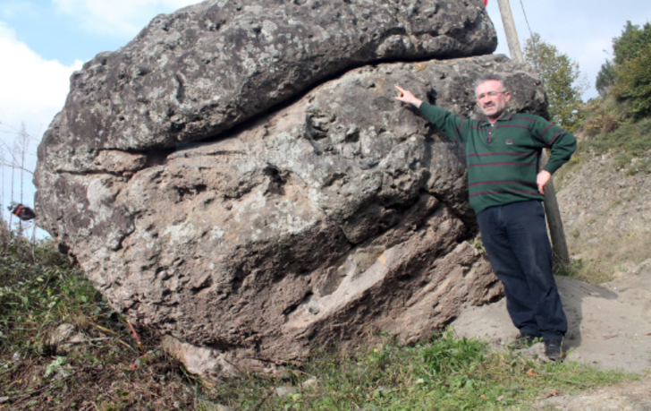 Hz. Ali'nin Zülfikar'la kestiği rivayet edilen kayaya defineciler dadandı  G5