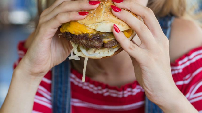 İstanbul'da &uuml;nl&uuml; fast food zincirinde b&uuml;y&uuml;k skandal! Hamburgerden &ccedil;ıkan kurda tazminat davası