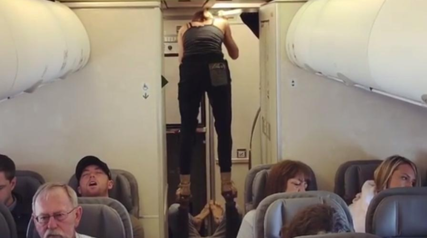 ABD'de uçakta şoke eden görüntü! Uçağın arka tarafına geçen çift herkesi şaşkına çevirdi