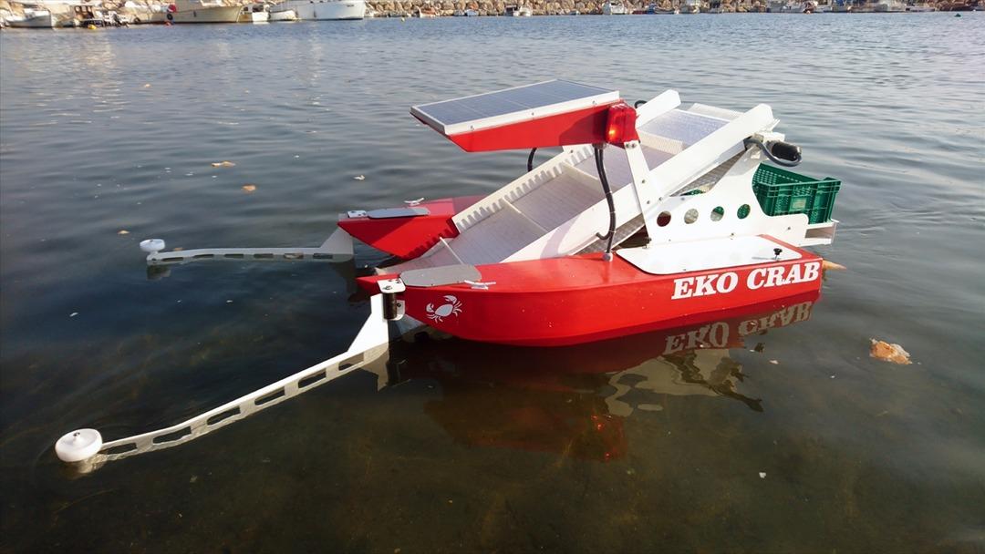 Deniz y&uuml;zeyini temizleyen robot yaptı