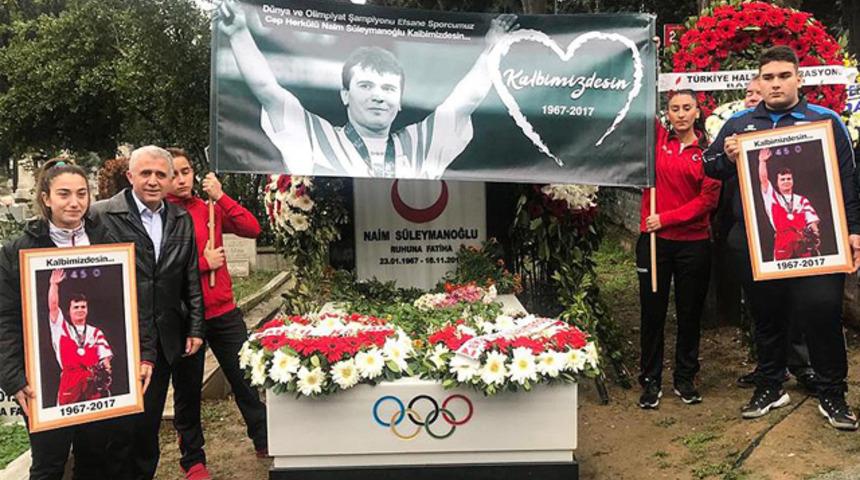 Naim Süleymanoğlu mezarı başında anıldı