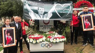 Naim Süleymanoğlu mezarı başında anıldı