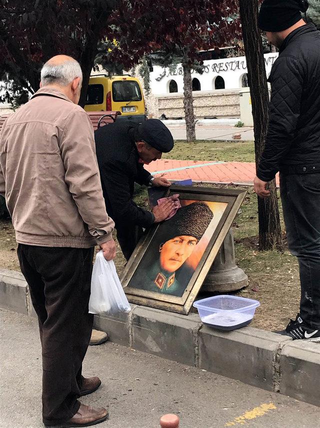 Yangın çıkan iş yerinden çıkarılan Atatürk resmini böyle temizledi