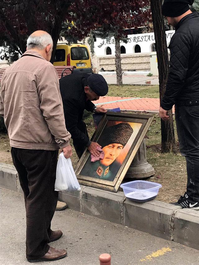 Yangın çıkan iş yerinden çıkarılan Atatürk resmini böyle temizledi