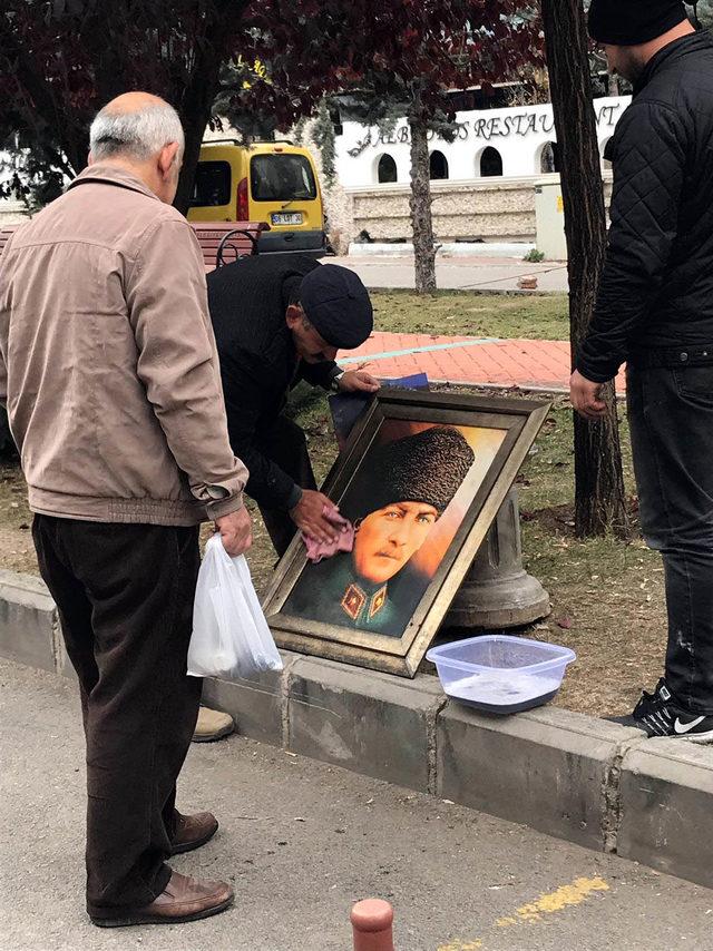 Yangın çıkan iş yerinden çıkarılan Atatürk resmini böyle temizledi