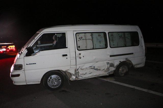 Alkollü Polonyalı sürücü, otomobil ve minibüse çarptı: 2 yaralı