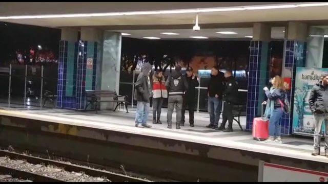 Zeytinburnu Metro İstasyonu'nda raylara düşen kadın yaralandı(1)