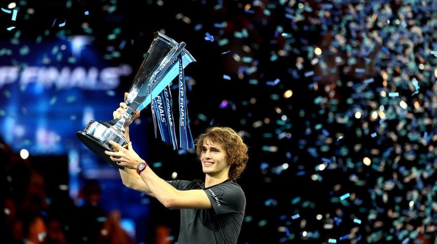 Alexander Zverev, Federer'den sonra Djokovic'i de yenip ATP'de şampiyon oldu