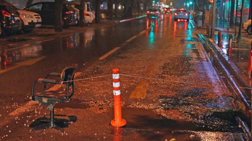 Gören bir kere daha baktı! Yolun ortasına sandalye koydu