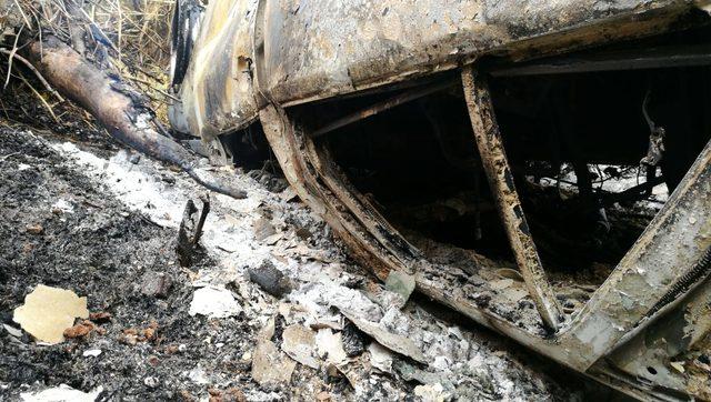 Şarampole devrilip yanan otomobilde erkek cesedi bulundu