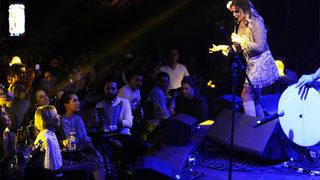 Merve Özbey şarkılarını annesi için söyledi!