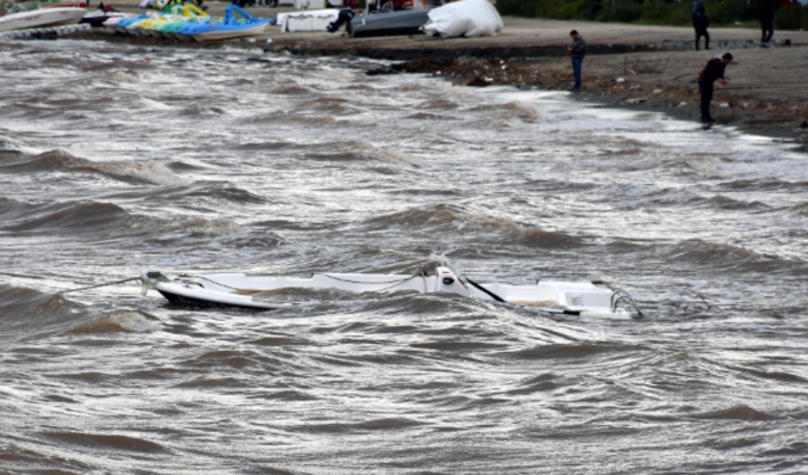 Marmaris'te tekneler battı, deniz renk değiştirdi G4