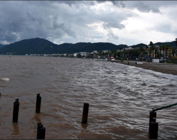 Marmaris'te tekneler battı, deniz renk değiştirdi G5