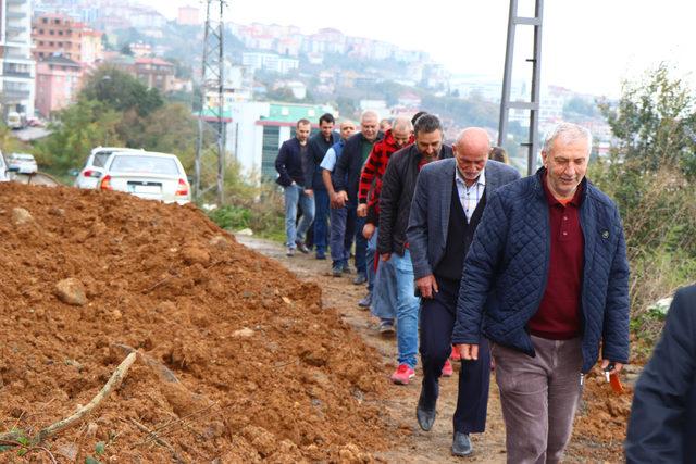 'Tapusu bende' dedi, yolu kapattı